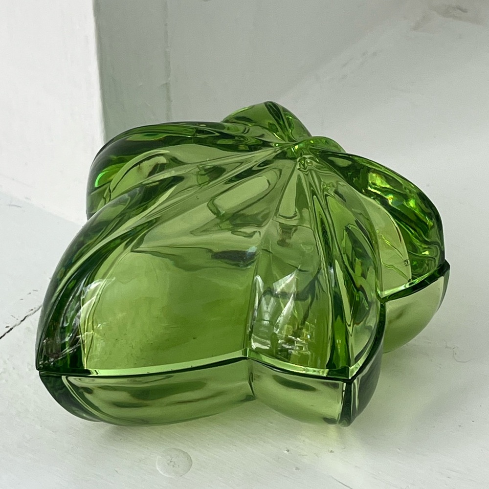 Sevres Cristal Maple Leaf Trinket Box with Lid, Green Decorative Glass Figurine